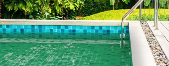 como acabar com as algas da piscina
