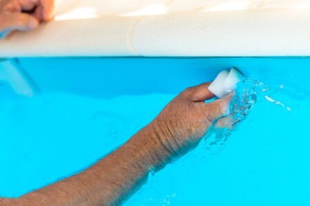 detergente na piscina