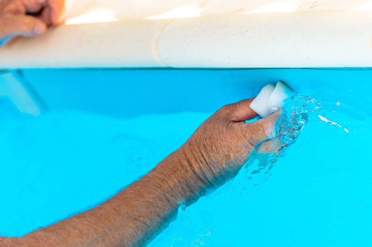 detergente na piscina